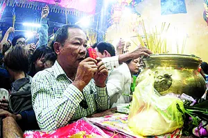 Du khách cầu an, tài lộc trong chùa Bà Bình Dương         Ảnh: DŨNG PHƯƠNG