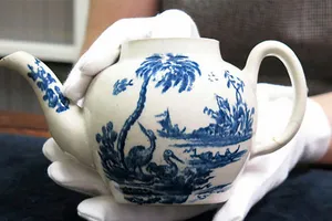 Ấm trà 800.000 USD