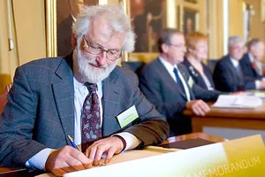 Nhà tiên phong về gen John Sulston qua đời