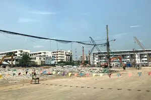         Dự án Kingdom 101 (quận 10) chưa làm xong móng nhưng đã mở bán rầm rộ             Ảnh: LƯƠNG THIỆN