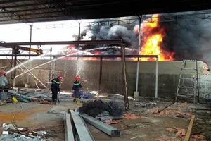 Hiện trường chữa cháy nhà xưởng, cứu 11 người vào trưa 7-3  của các đơn vị thuộc Cảnh sát PCCC TPHCM