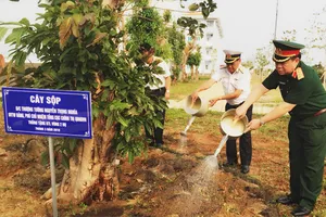 Trồng cây lưu niệm tại Bộ Tư lệnh Vùng 2 Hải quân. ​Ảnh: MINH THẮNG