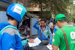 rất đông tài xế đến đăng ký tại trụ sở Công ty Grab  trên đường Tô Hiến Thành (quận 10, TPHCM) 