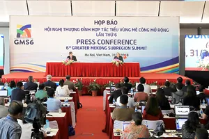 Thủ tướng Nguyễn Xuân Phúc và Chủ tịch Ngân hàng Phát triển châu Á (ADB) Takehiko Nakao chủ trì  Họp báo thông báo kết quả Hội nghị Thượng đỉnh hợp tác Tiểu vùng Mekong mở rộng (GMS) lần thứ 6    