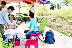 Khách tìm hiểu mua  đất nền tại  quận 9, TPHCM. Ảnh:  HUY ANH