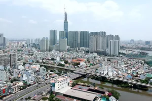 Dân cư quận Bình Thạnh bên đường Nguyễn Hữu Cảnh                      Ảnh: CAO THĂNG