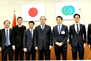 Bí thư Thành ủy TPHCM  Nguyễn Thiện Nhân cùng đoàn đại biểu cấp cao TPHCM chụp hình lưu niệm với chính quyền TP Tsukuba (tỉnh Ibaraki, Nhật Bản) vào tháng 3-2018. Ảnh:  KIỀU PHONG