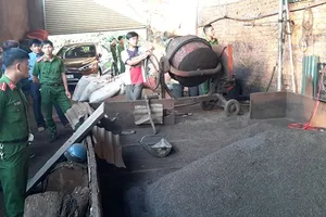Lực lượng chức năng bắt quả tang cơ sở trộn phế phẩm cà phê với lõi pin 