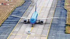 Vụ máy bay hạ cánh nhầm đường băng  do phi công nhìn nhầm và  đường băng sai quy chuẩn