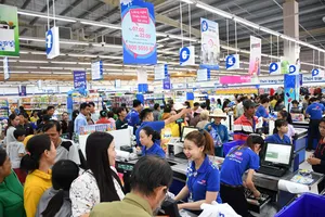 Lượng khách tăng cao khi tháng khuyến mãi gần kết thúc