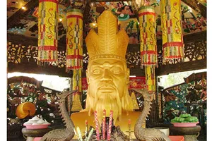 Tượng Vua Hùng trong nhà tại Khu du lịch văn hóa Suối Tiên - TPHCM