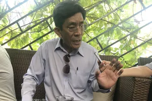 Ông Lê Văn Lung, cùng hàng chục hộ dân khiếu nại ròng rã 10 năm qua,               mong muốn sự việc sớm kết thúc.  Ảnh: KIỀU PHONG