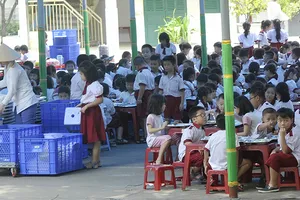 Học sinh một trường tiểu học ăn trưa. Ảnh: CAO THĂNG