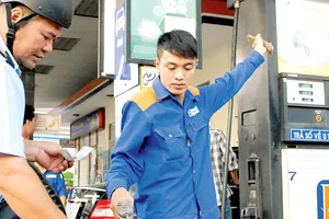 Giá xăng và thuế bảo vệ  môi trường tăng là gánh nặng cho doanh nghiệp  và người tiêu dùng. Ảnh: Cao Thăng 