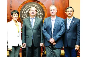 Bí thư Thành ủy TPHCM Nguyễn Thiện Nhân tiếp  bà Lee Soo Hooi, Tổng Giám đốc Công ty TNHH Intel Products Việt Nam. Ảnh: Việt Dũng      