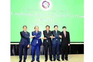 Thủ tướng Nguyễn Xuân Phúc cùng Tổng thống và Thủ tướng các nước Myanmar, Campuchia, Lào, Tổng thư ký ASEAN tại hội nghị. Ảnh: TTXVN