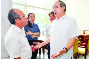 Bí thư Thành ủy TPHCM Nguyễn Thiện Nhân trao đổi  cùng các đại biểu tại Hội nghị Thành ủy.  Ảnh: VIỆT DŨNG