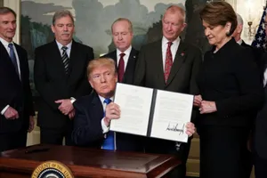 Tổng thống Mỹ ký quyết định áp gói thuế quan trị giá 60 tỷ USD đối với hàng hóa của Trung Quốc ngày 22-3. Ảnh: AFP