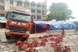 Xe đầu kéo tông vào dãi phân cách