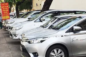 Gỡ vướng để thu phí đậu ô tô trên lòng đường theo giờ