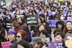 Nhiều phụ nữ Hàn Quốc xuống đường ủng hộ phong trào  #MeToo