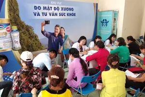 Các Bác sĩ Trung tâm dinh dưỡng Vinamilk tư vấn sức khỏe và dinh dưỡng cho người cao tuổi tham gia chương trình