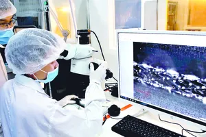 Các kỹ sư nhà máy  USM Healthcare  đang chế tạo  “stent made in Việt Nam”.  Ảnh: HOÀNG HÙNG