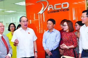 Bí thư Thành ủy TPHCM Nguyễn Thiện Nhân  thăm Công ty Daco Logistics, quận 4. Ảnh: Việt Dũng