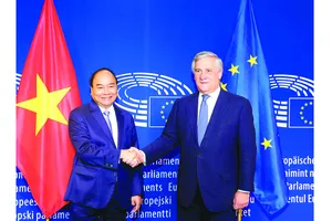 Thủ tướng Nguyễn Xuân Phúc gặp Chủ tịch Nghị viện châu Âu Antonio Tajani.  Ảnh: TTXVN