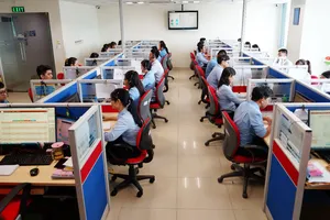 Trung tâm Chăm sóc khách hàng 1900545454 tiếp nhận các nhu cầu về điện của khách hàng          Ảnh: CHI LAN