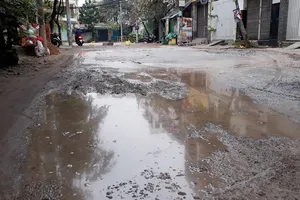 Đường vào khu dân cư Đồng Diều (phường 4, quận 8, TPHCM) bị xuống cấp trầm trọng dù đã được quận 8 nhiều lần sửa chữa  Ảnh: MINH THANH