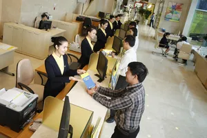  Giao dịch ngân hàng                     Ảnh: HUY ANH