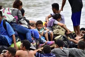 Dòng người liều lĩnh vượt sông Suchiate, nằm giữa Mexico và Guatemala