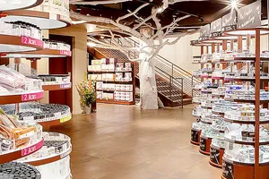 Nguyên liệu làm mỹ phẩm tự chế được bày bán tại một cửa hàng