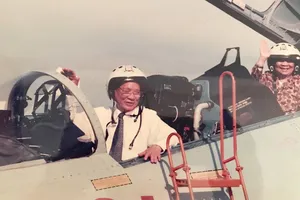 Chàng mơ chinh chiến, em mơ bóng chàng