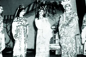 Thanh Nga (giữa) và Hữu Phước trong một vở cải lương của đoàn  Thanh Minh - Thanh Nga