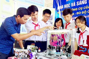 Mô hình máy in 3D siêu nhỏ của học sinh lớp 9 Trường THCS Vân Đồn tại ngày hội khoa học do UBND quận 4 tổ chức