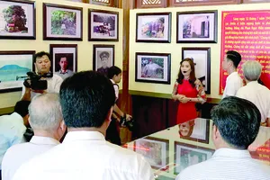 Đại biểu tham quan Đền thờ 10 anh hùng liệt sĩ khởi nghĩa Hòn Khoai