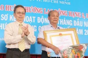 GS-TS Nguyễn Ngọc Giao (trái) trong một hoạt động  của Liên hiệp Các hội Khoa học và kỹ thuật TPHCM