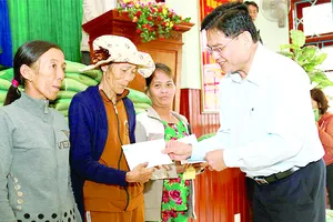 Đại diện Công ty CP Tập đoàn Xây dựng Hòa Bình - Ông Nguyễn Hữu Hiền - Giám đốc đối ngoại, Trợ lý Chủ tịch HĐQT tặng quà cho bà con