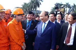 Thủ tướng Nguyễn Xuân Phúc thăm hỏi,   chúc tết người lao động tại cảng Hoàng Diệu (Hải Phòng). Ảnh: TTXVN