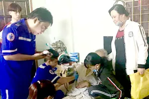Các y bác sĩ Trung tâm Cấp cứu 115 TPHCM tích cực cấp cứu  bệnh nhân trong ngày tết