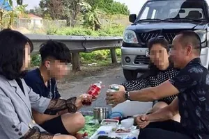 Tài xế “mở tiệc” trên cao tốc bị tước giấy phép lái xe 2 tháng