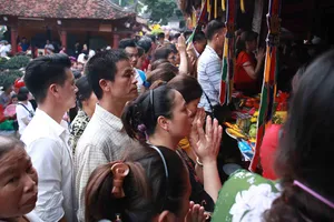 Hàng vạn người đổ về chùa Hương (Hà Nội) trong ngày khai hội gây tình trạng ách tắc cục bộ.  Ảnh: THU HÀ