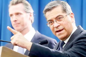 Tổng Chưởng lý bang California Xavier Becerra tuyên bố bang này sẽ kiện Tổng thống Donald Trump.  Ảnh: AP