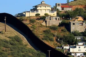 Tường rào biên giới giữa 2 TP Nogales: Nogales ở bang Sonora của Mexico (phải) và Nogales ở bang Arizona của Mỹ. Ảnh: REUTERS