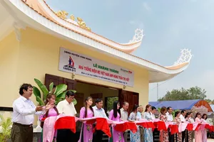 Nghi thức cắt băng khánh thành Nhà tưởng niệm Mẹ VNAH Trần Thị Viết