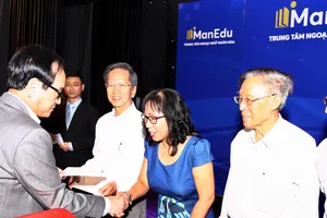 Đại diện Tập đoàn Vạn Thịnh Phát tặng BHYT cho 136 giáo viên Hoa văn ở TPHCM