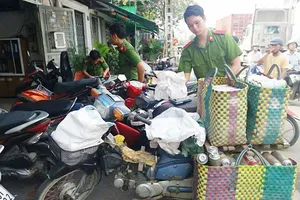 Lực lượng Cảnh sát PCCC, Công an quận 7, truy bắt đối tượng  vận chuyển bình gas mi ni không nguồn gốc