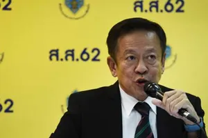 Tổng thư ký  Ủy ban Bầu cử (EC) Thái Lan Jarungvith Phumma công bố kết quả sơ bộ. Ảnh: AFP/TTXVN